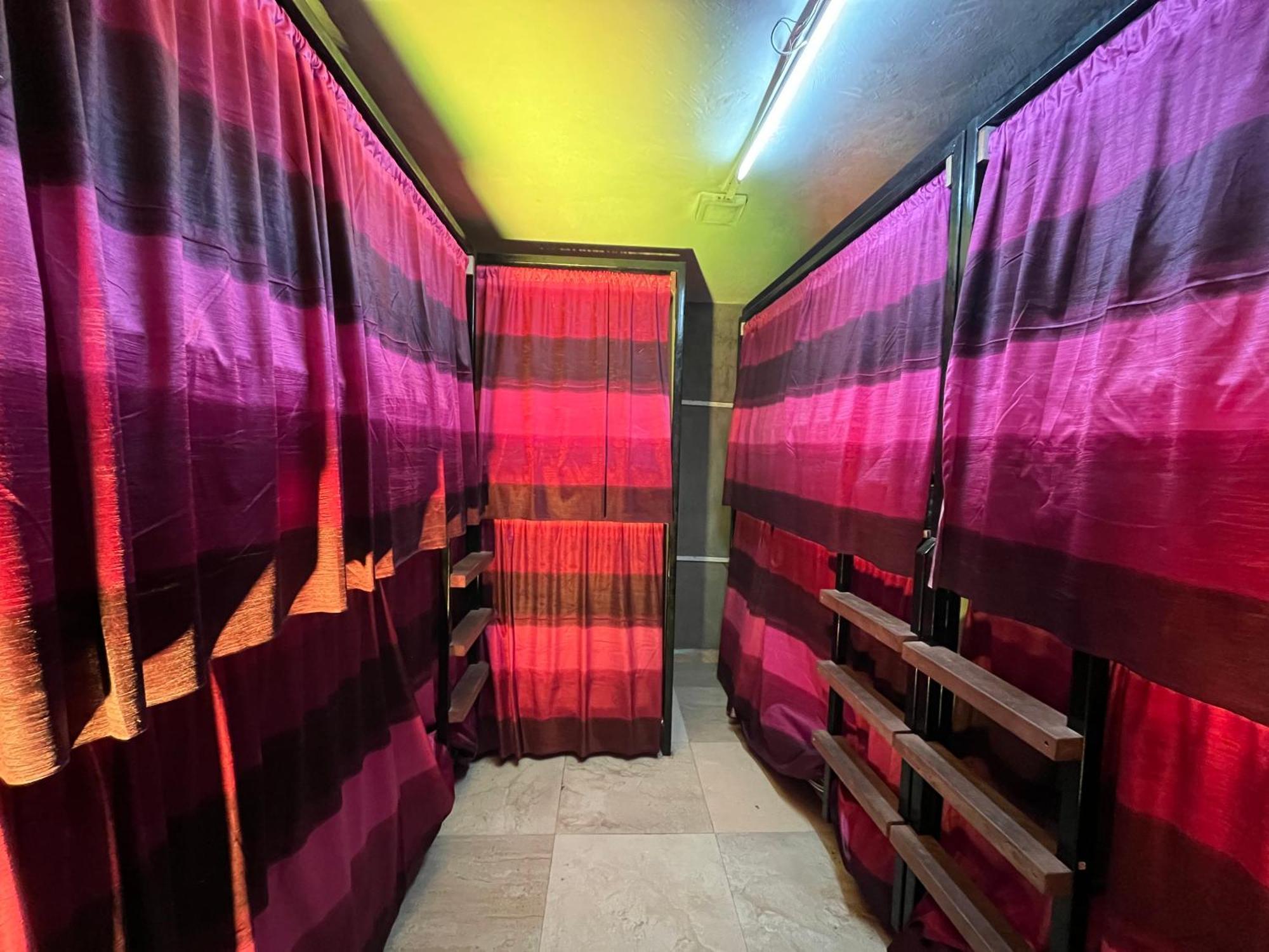 Madsquad Hostel Dorms & Rooms Varanasi Dış mekan fotoğraf