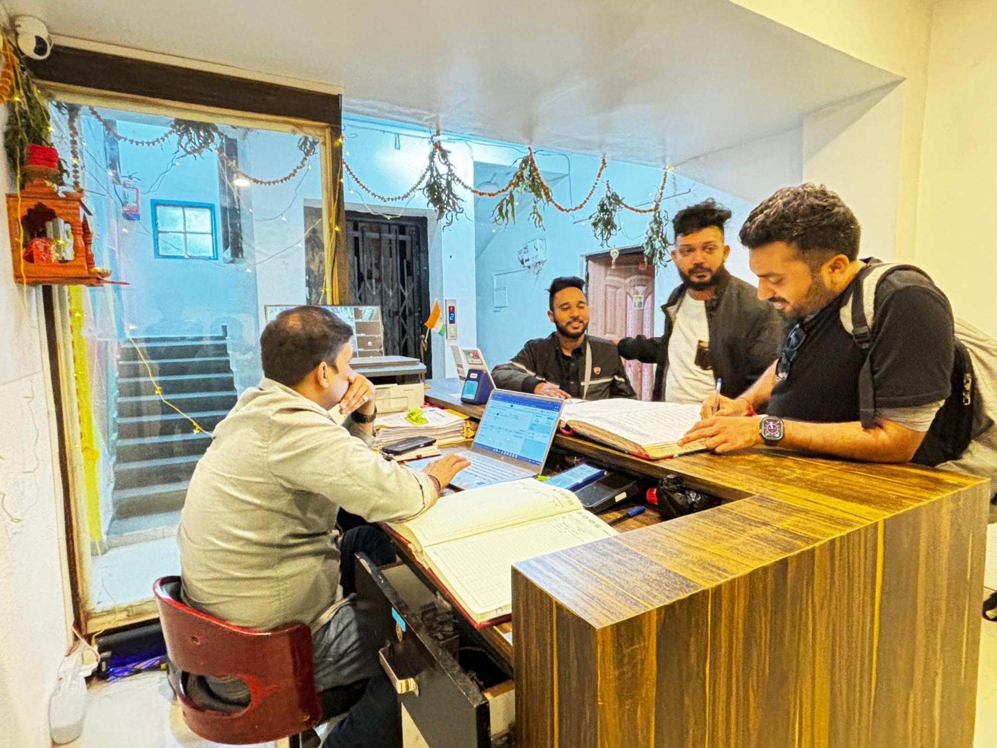 Madsquad Hostel Dorms & Rooms Varanasi Dış mekan fotoğraf